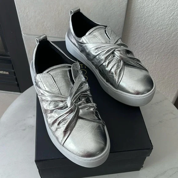 Rebecca Minkoff Silver Metallic Flats Sneakers Size 7 - Picture 1 of 4